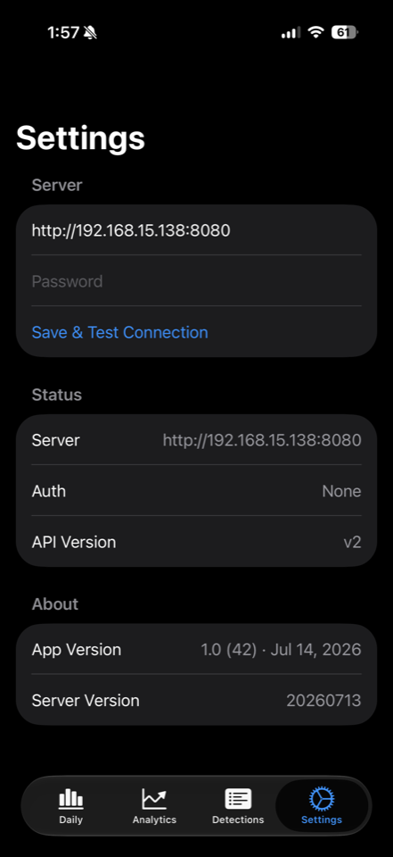 Settings screen with server address, connection status, and version info